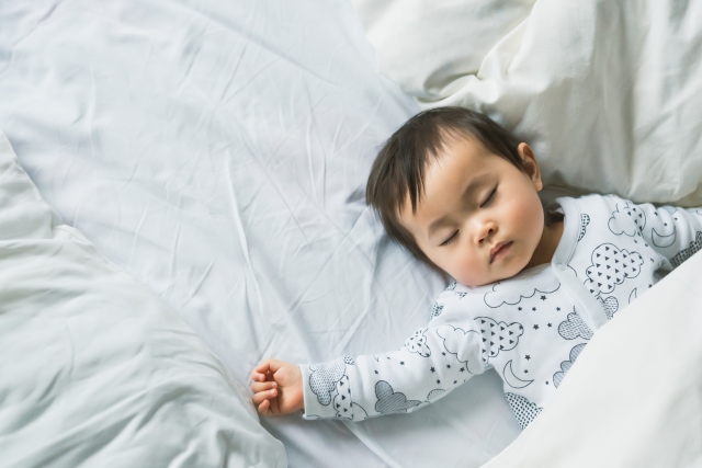 赤ちゃん 布団 眠る