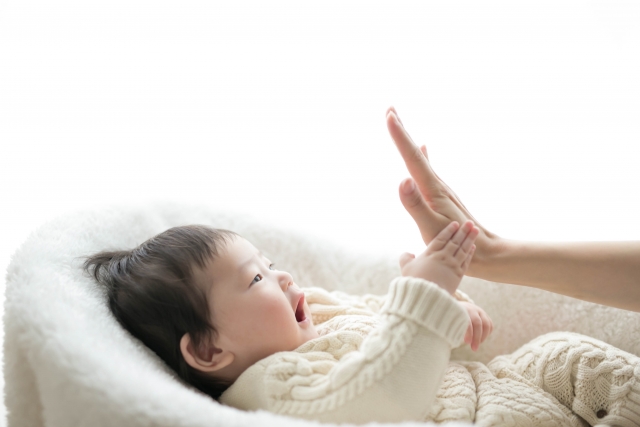 赤ちゃん 母親 手