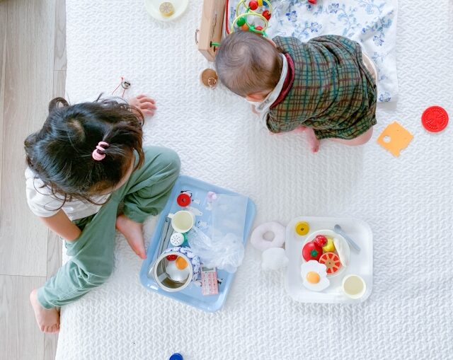 子ども　赤ちゃん　姉妹
おもちゃ