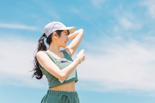 スプレー　空　女性