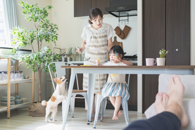 家族　リビング　犬