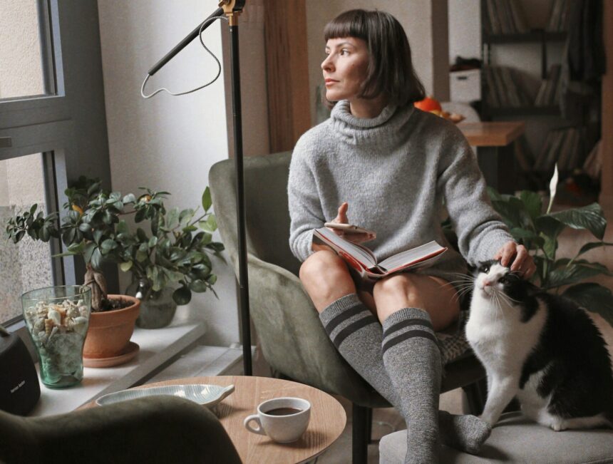 部屋 猫 女性